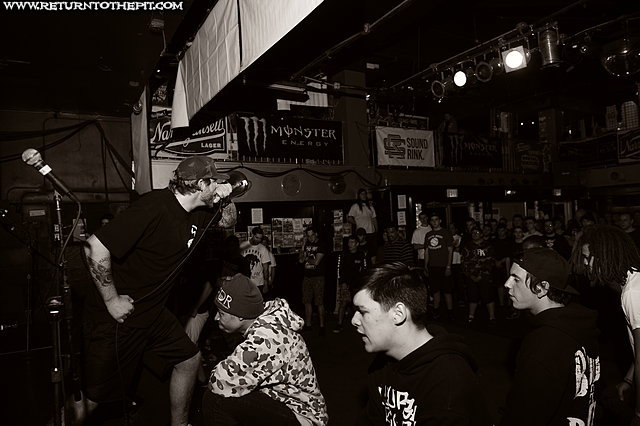 [born low on Apr 20, 2013 at the Palladium - Secondstage (Worcester, MA)]