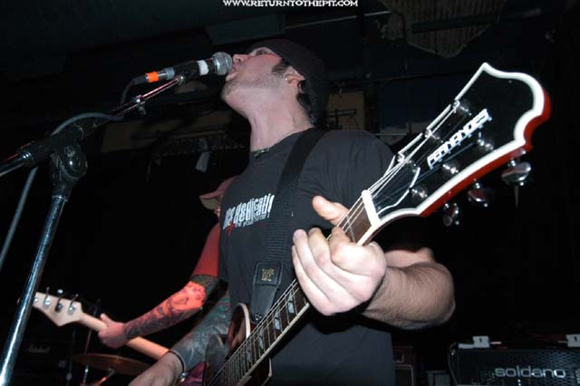 [closer than kin on Feb 22, 2003 at the Met Cafe (Providence, RI)]