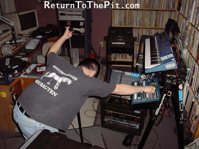 [terretron on Mar 19, 2001 at Live in the WUNH studios (Durham, NH)]