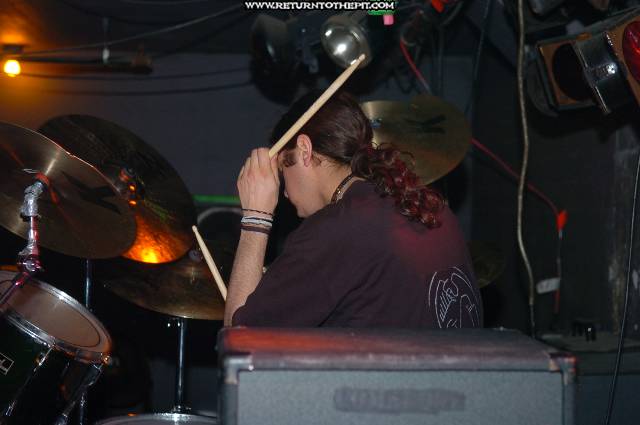 [throwing shrapnel on Apr 9, 2005 at the Bombshelter (Manchester, NH)]