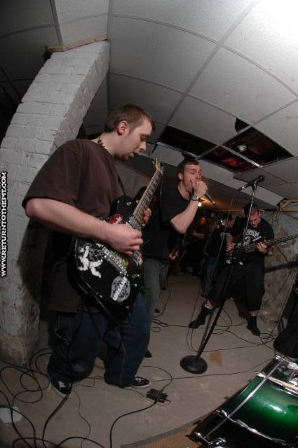 [throwing shrapnel on Apr 29, 2005 at the Library (Allston, Ma)]